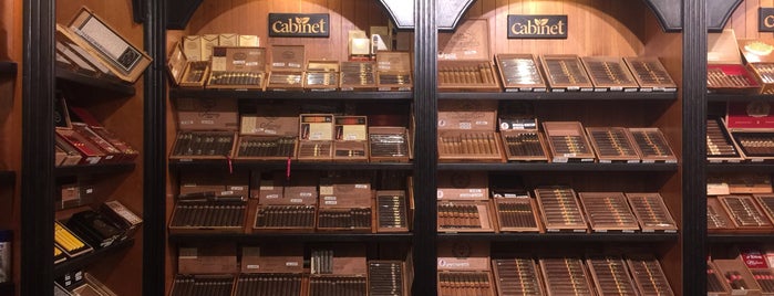 Cabinet Tabaco Boutique is one of Orte, die Luci gefallen.