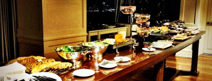 Sheraton Club Lounge is one of Lugares favoritos de Christopher.