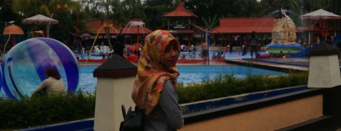 Owabong Waterpark is one of Momen.