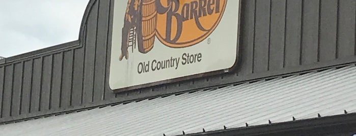 Cracker Barrel Old Country Store is one of Donna'nın Beğendiği Mekanlar.