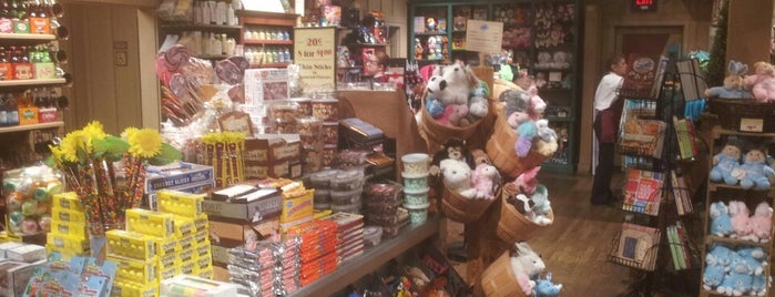 Cracker Barrel Old Country Store is one of Harvさんのお気に入りスポット.
