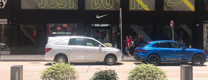 Nike Running Store is one of Orte, die Shank gefallen.
