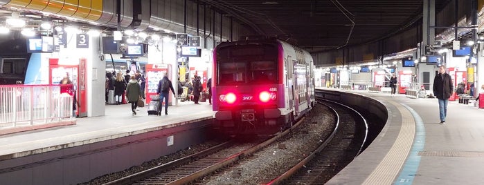 Gare SNCF de La Défense is one of Gares.