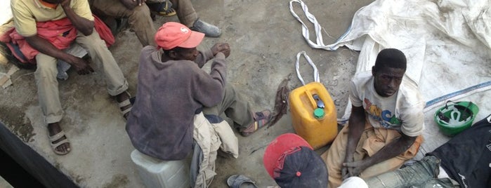 Dakar Port is one of Posti che sono piaciuti a Talha.