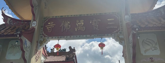 Sam Poh Buddhist Temple is one of Elly go Cameron.