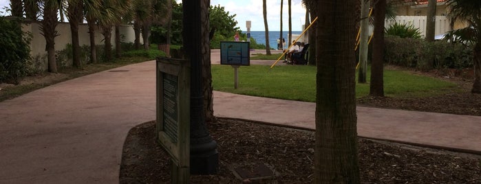 Earl Lifshey Ocean Park is one of Tempat yang Disukai Tim.