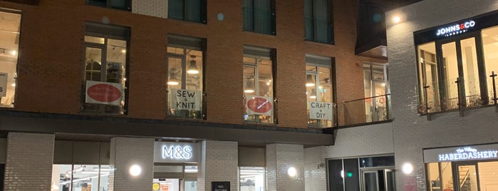 M&S Simply Food is one of สถานที่ที่ mariza ถูกใจ.