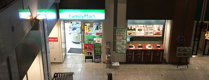 ファミリーマート 虎ノ門ツインビル店 is one of コンビニ3.