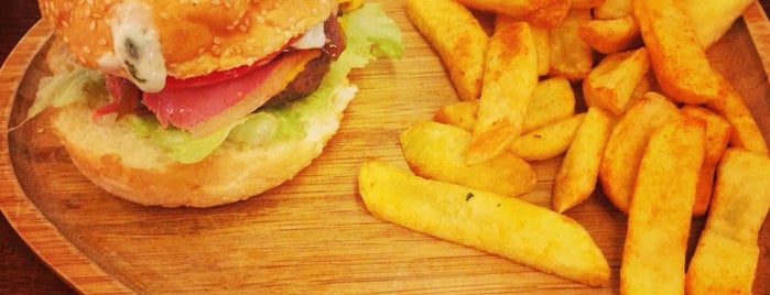 Beeves Burger & Steakhouse is one of Locais salvos de Queen👑👑👑.