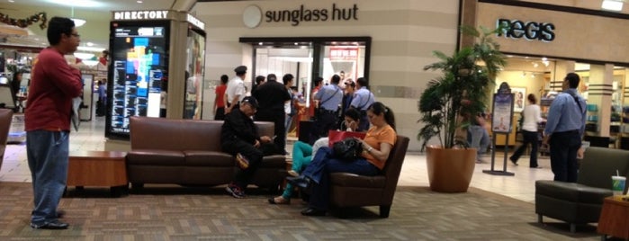 Sunglass Hut - Closed Location is one of Gezikaさんのお気に入りスポット.