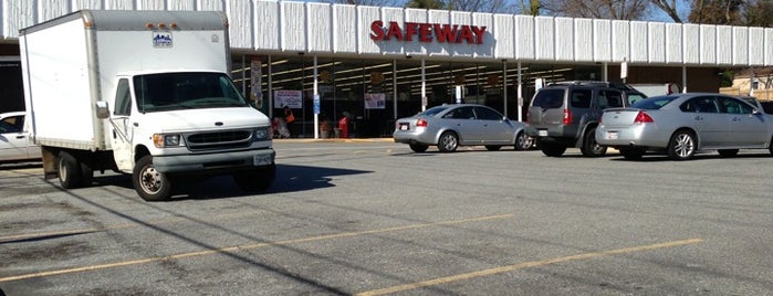 Safeway is one of Lugares favoritos de Terri.