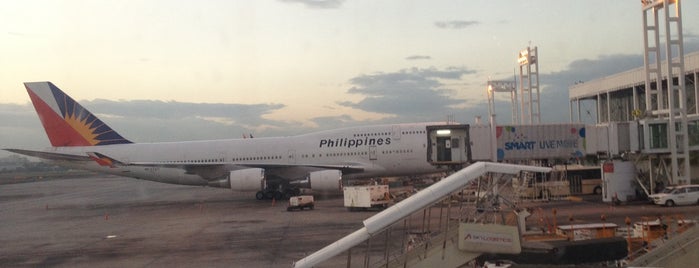 Ninoy Aquino International Airport (MNL) Terminal 2 is one of Lugares favoritos de Dennis.
