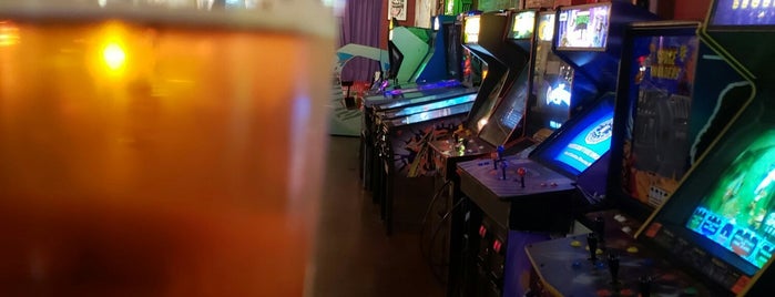 Baxter Bar/Arcade is one of Lugares favoritos de Charley.