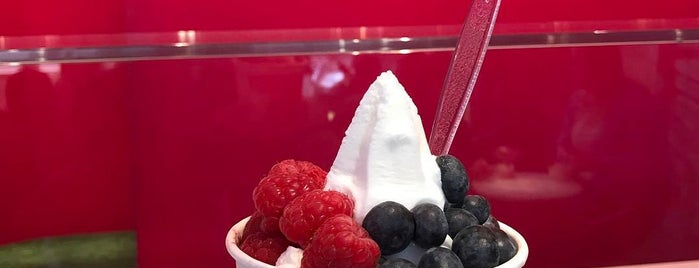 Snog Pure Frozen Yogurt is one of สถานที่ที่ Puppala ถูกใจ.