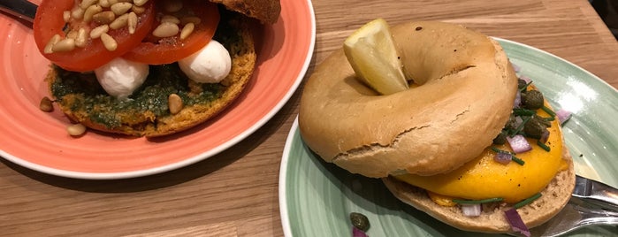 Bagels & Beans is one of Tempat yang Disukai Lipstouched.