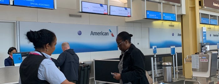 American Airlines Ticket Counter is one of Tammy 님이 좋아한 장소.