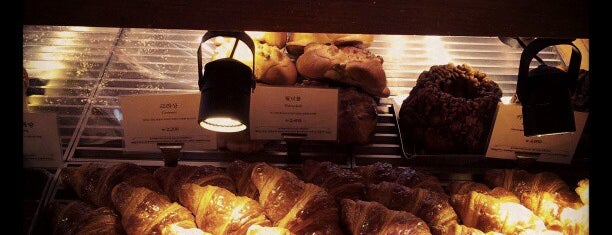 PARIS CROISSANT Café is one of Lieux qui ont plu à Won-Kyung.