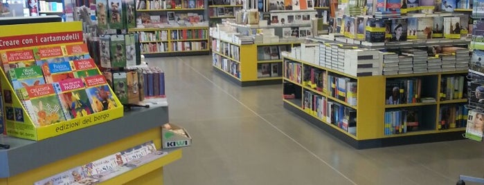 Libreria Puccini is one of Sabinaさんのお気に入りスポット.