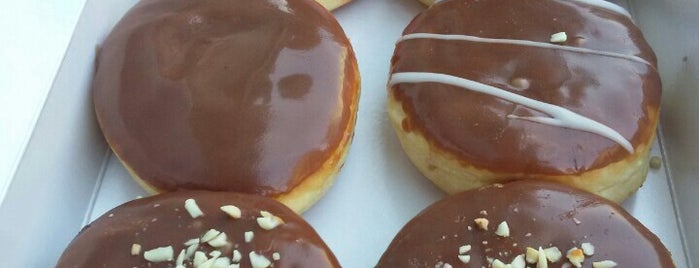 Boston Donuts is one of Lugares favoritos de Şahin.