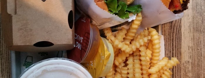 Shake Shack is one of Michealさんのお気に入りスポット.