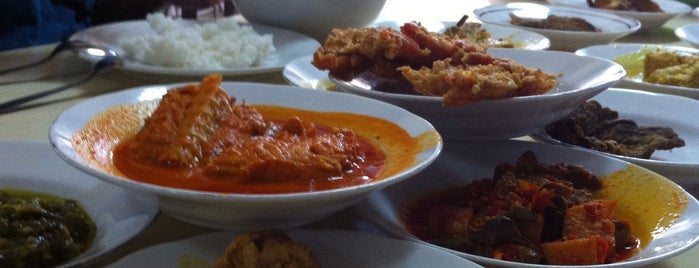 Restoran Simpang Raya is one of Lugares favoritos de Hendra.