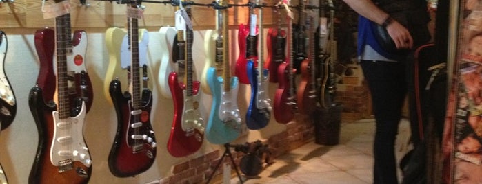 Музыкальный магазин белоруссия. Гитарный дом гомель. Гитарный дом гомель. Коллекция электрогитар. Испанская классическая гитара signature series s1.