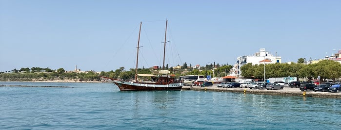 Aegina Port is one of Lieux qui ont plu à S.