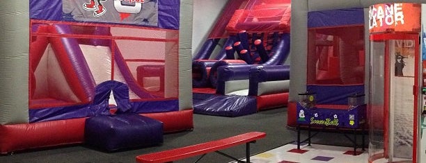 BounceU of Huntington Beach is one of สถานที่ที่ Jason ถูกใจ.