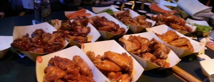 Buffalo Wild Wings is one of Carloさんのお気に入りスポット.