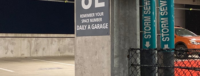 Daily Parking Garage is one of Tempat yang Disukai Jonathan.