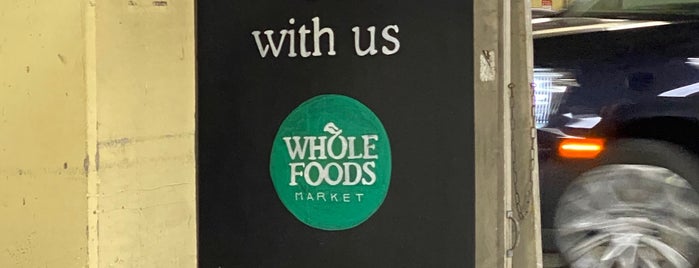 Whole Foods Market is one of Ryan 님이 좋아한 장소.