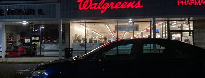 Walgreens is one of สถานที่ที่ Lizzie ถูกใจ.