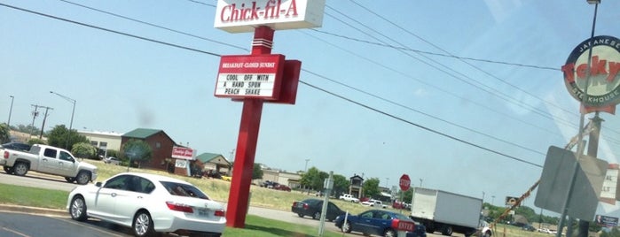 Chick-fil-A is one of Locais curtidos por Alison.