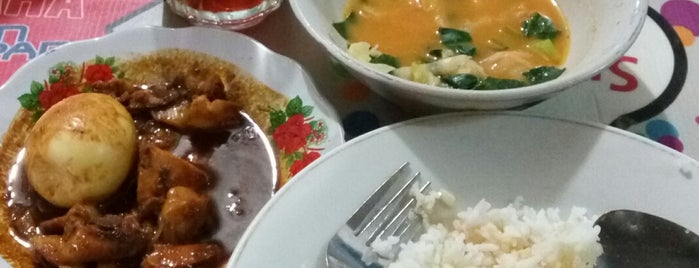 Ayam Tumis Mas Edi is one of Top 15 tempat makan yang enak menurut aini.