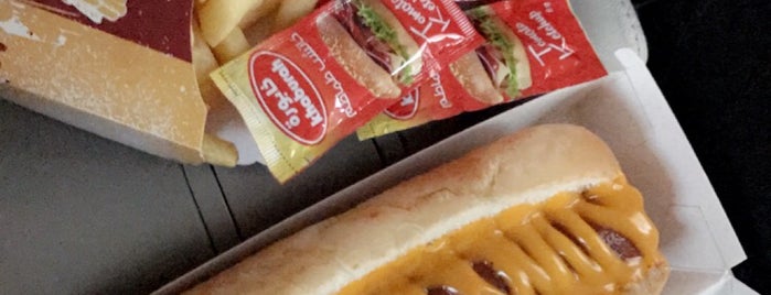 Wazzup Hotdog & Egg is one of Lugares favoritos de Omar.
