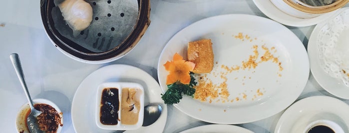 Kirin Seafood Restaurant 玉麒麟海鮮酒家 is one of Best Vancouver Restaurants Guide.