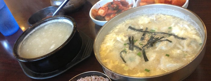 Traditional Korean Beef Soup is one of Lugares favoritos de Grace.