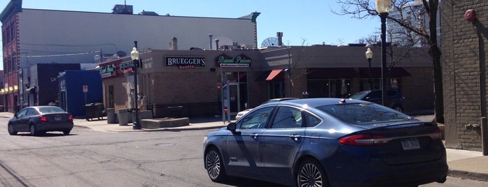 Bruegger's Bagels is one of Michigan Breakfast.