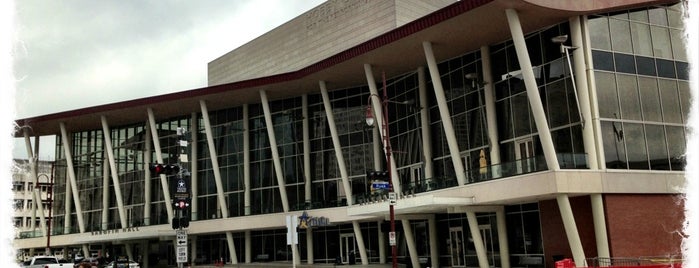 Hobby Center for the Performing Arts is one of Tempat yang Disukai Yoli.