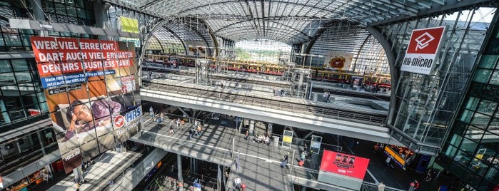 Berlin Hauptbahnhof is one of Tempat yang Disukai Yiannis.