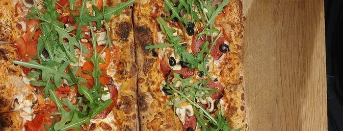 Pizzatopia is one of Tempat yang Disukai Yiannis.