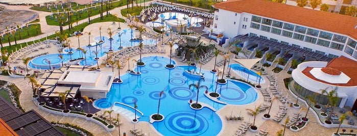Olympic Lagoon Resort is one of Lugares favoritos de Yiannis.