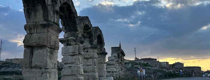 Kemerhisar Su Kemerleri is one of Adana Yolu.