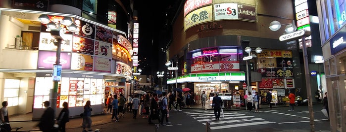 ファミリーマート 渋谷宇田川交番前店 is one of 渋谷、新宿コンビニ.