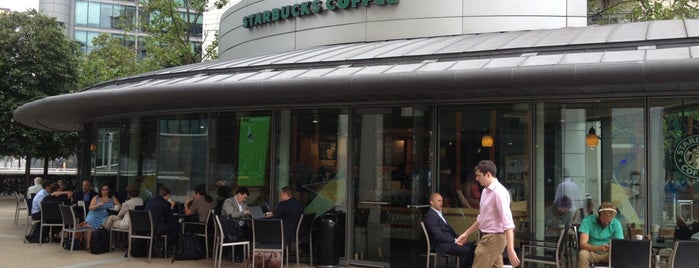 Starbucks is one of Tempat yang Disukai Stef.