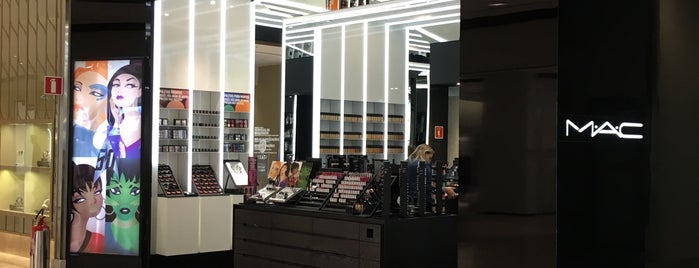 MAC Cosmetics is one of Pátio Batel.