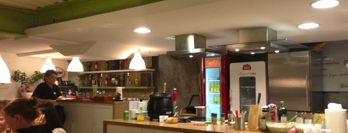 Hot Cooking Studio is one of Restaurante.