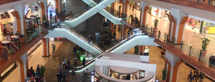 Iulius Mall is one of สถานที่ที่ Thomas ถูกใจ.