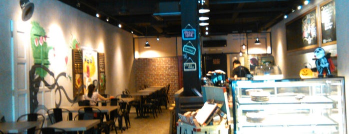 Doors Café is one of Cafe Coffee Craze.
