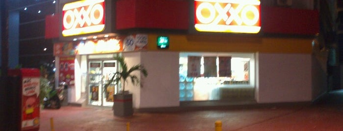 OXXO is one of Orte, die Luis gefallen.